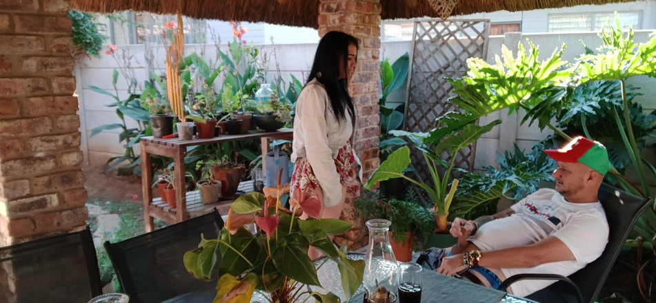 Bigjoefuckalott: パティオで隣人の妻と屋外で自慰行為をする