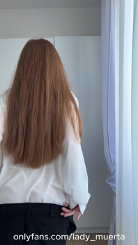 Coaching masturbatoire, une secrétaire MILF coquine rentre chez elle lentement, fait un strip-tease et te fait jouir (elle dit)