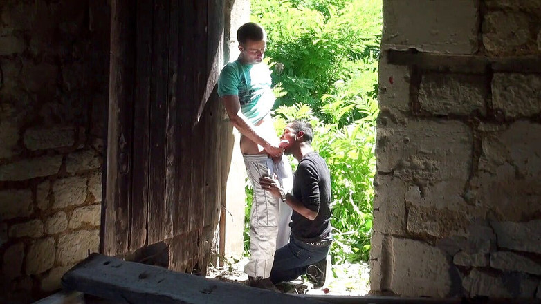 Gaybareback: ट्विंक सीधे xxl साँवली लंड चूसती है