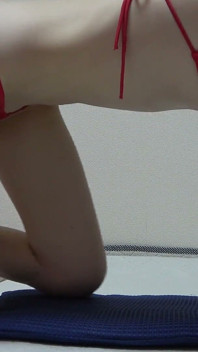 String string, exercices provocants pour filles en bikini, le bikini s’enfonce dans ses fesses et expose les poils pubiens dans un appartement de filles japonaises.