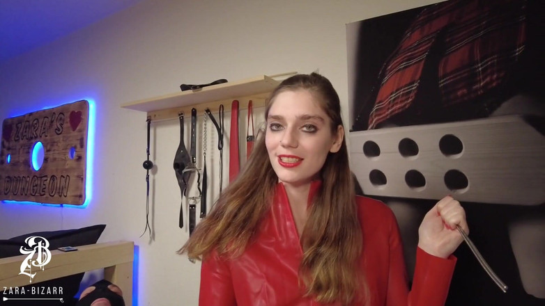 Zara Bizarr: 同時に2つの拡張器-ユーザー奴隷は私の足を台無しにし、露骨に引き伸ばされます