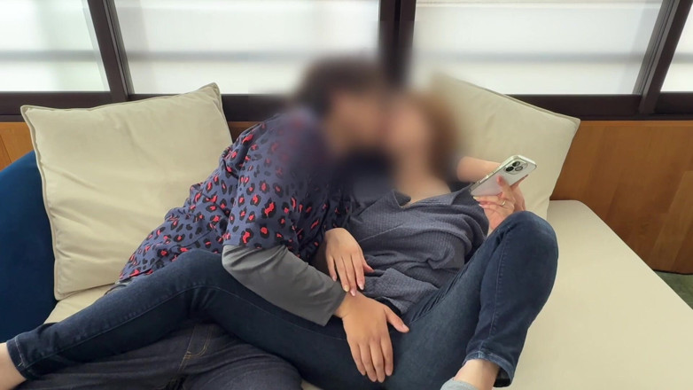 LuuLee0804: Married Woman Tormented with a Vibrator on the Sofa