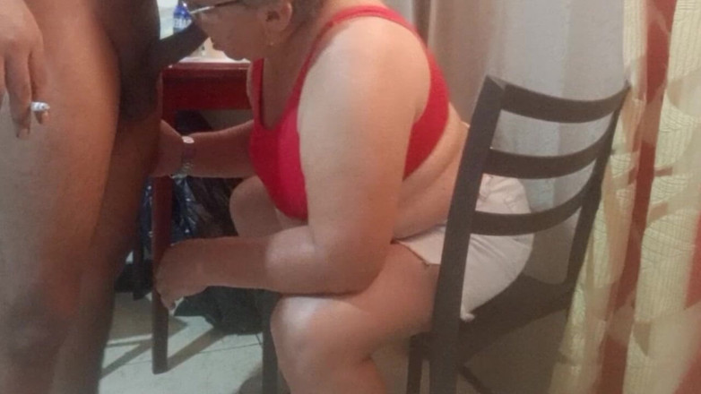 Milfta boohot: Un arrapante succhia cazzo maturo di 70 anni