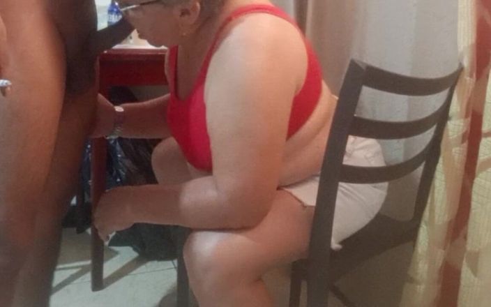Milfta boohot: 70 yaşındaki ateşli olgun yarak emiyor