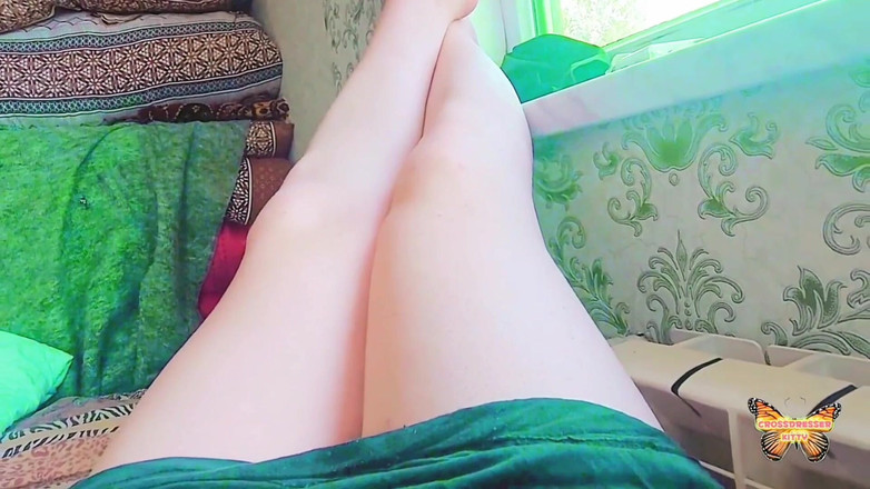 Kitty_Cross: Adorável beleza trans vestindo colar de pérolas longas brincando