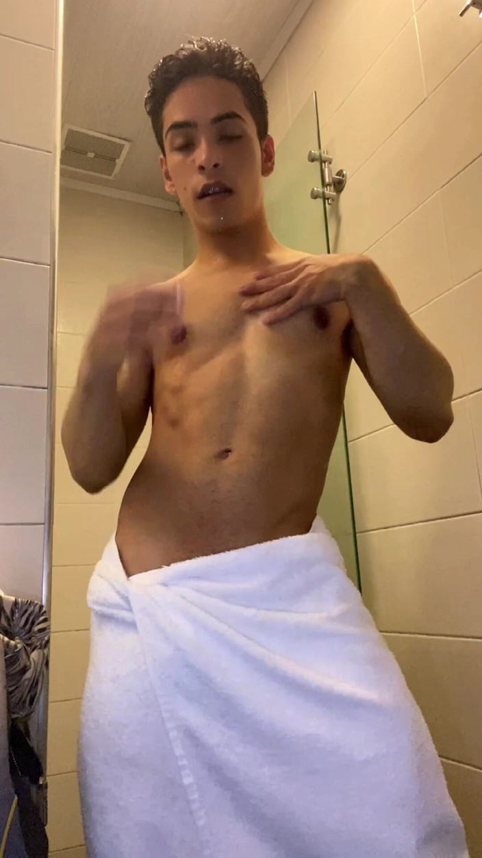 aodaboy: 샤워 체육관에 있는 섹시 신사