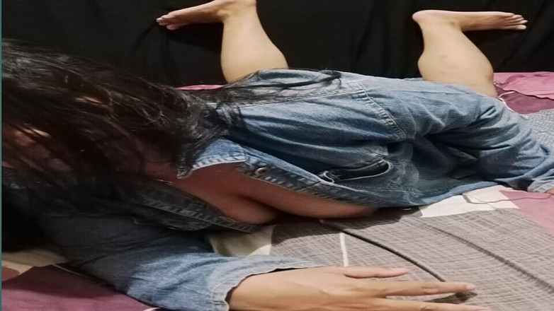 Ayuningsih: Nghệ sĩ nổi tiếng thủ dâm với máy ảnh