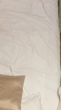 Non censuré, une grosse black rencontre une beauté à forte poitrine, des hanches épaisses se soulèvent en position debout, creampie intense, finition