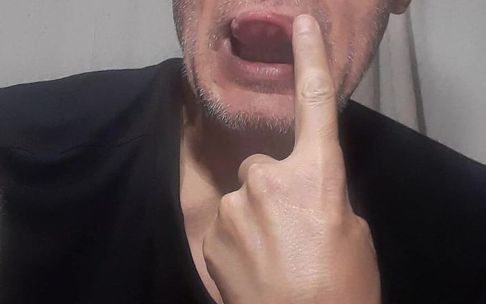 Big uncut hard cock: Теплый романтический любовный поцелуй с моим ртом и моим языком давай сделаем это вместе.