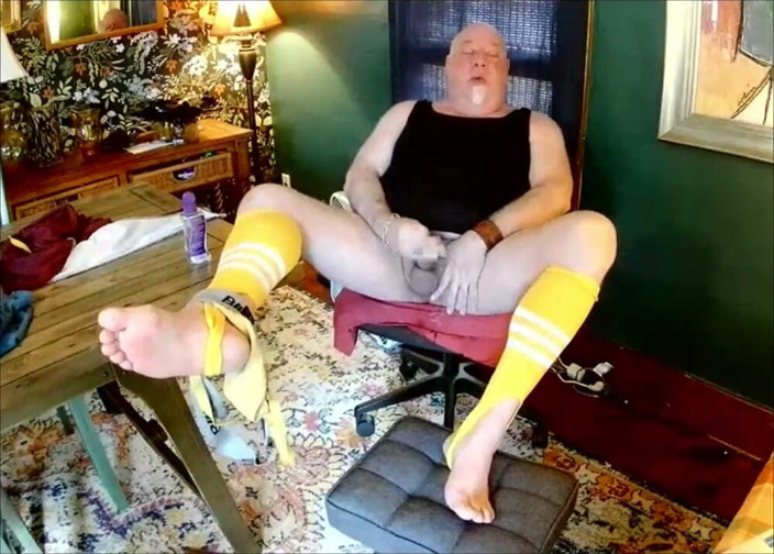 beardaddychub: Antrenorul îi arată jucătorului cum să se descurce mai bine în tabăra...
