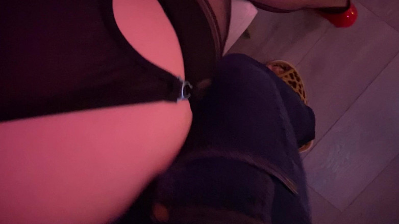 Slowly Tease: # 22 (completo) mini falda de nylon y encaje, ella está lista...