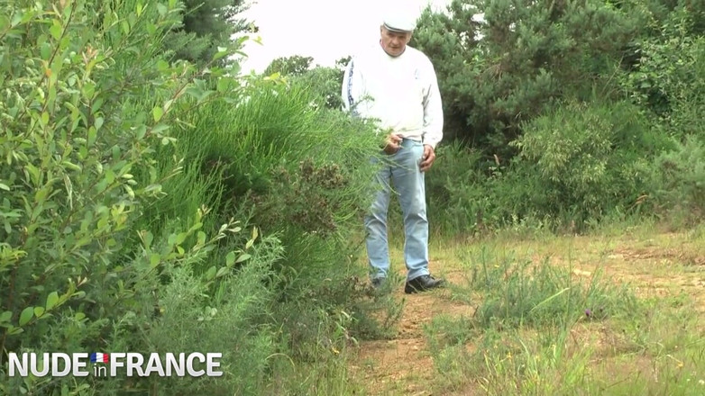 Nude in France: Una joven pareja que tiene sexo anal al aire libre...