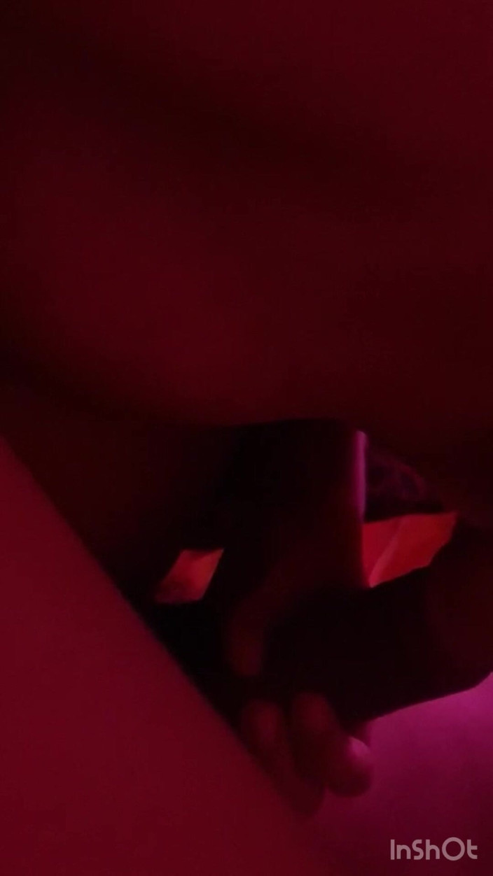 Jointqueen: Я смокчу його член, поки він облизує мої сексуальні пальці ніг