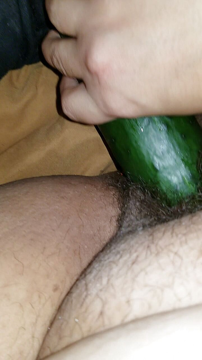 BerryDelixxxious: キュウリで遊ぶBerryDelixxxious