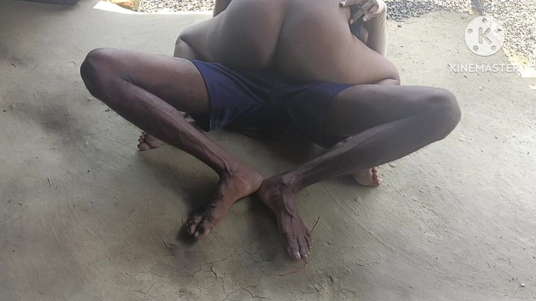 Nenika: Hoje bhabhi gozou sobre mim e me fodeu