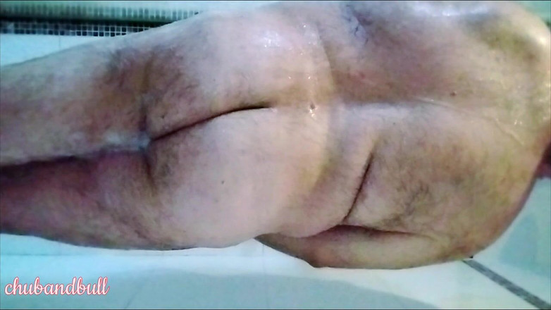 Chub_Bull: गाय नहा रही है