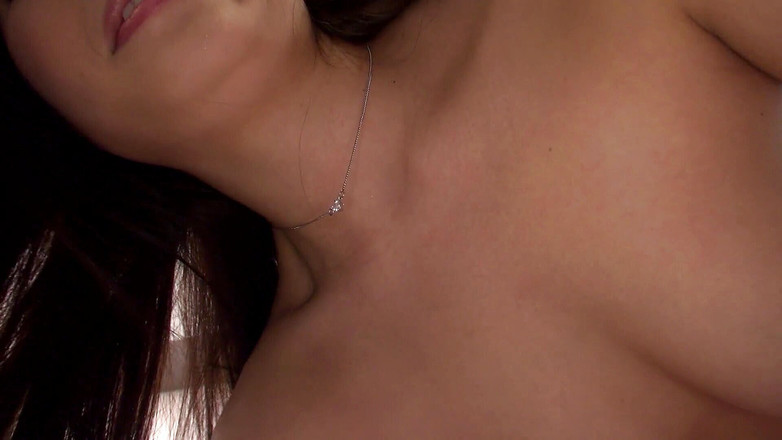 Caribbeancom: 可爱的黑发婊子被搞砸了