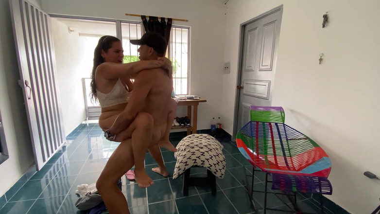 Kanu Eel: Le propriétaire arrive pour récupérer le loyer et je le...