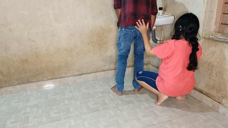 Queenrima: Indiancă Bhabhi singuratică s-a ales cu pizda ei, în baie, de...