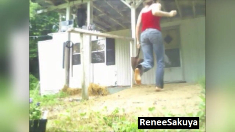 Renee Sakuya: बाहर बंद कर दिया, बागवानी जींस दुर्घटना में पेशाब