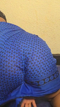 Zengin kadın yüzme havuzunda mastürbasyon yapıyor