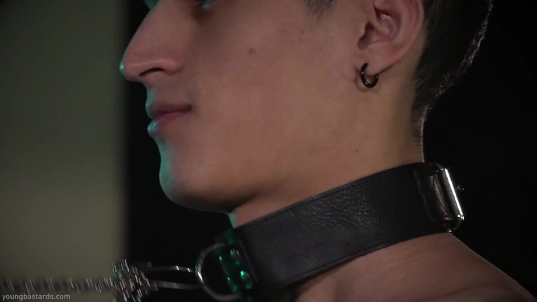 Kinky Twink: Hladový Twink Pup potřebuje kost
