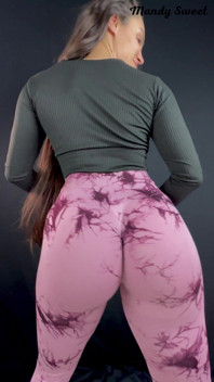 Cái mông to Brazil twerking theo âm thanh funk với quần legging không quần lót của cô ấy