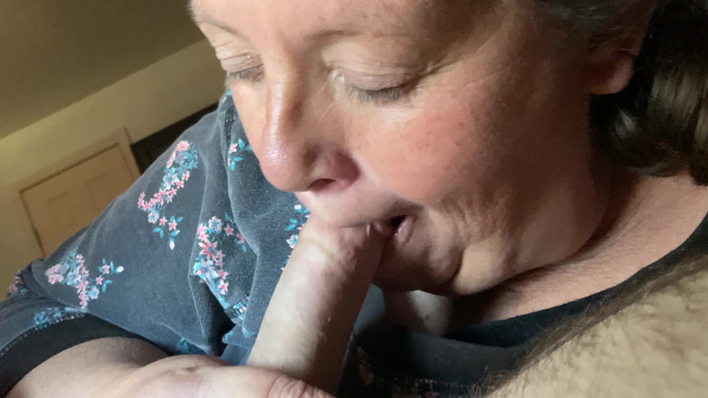 Big D raven: La mia milf casalinga succhia il mio cazzo sensualmente