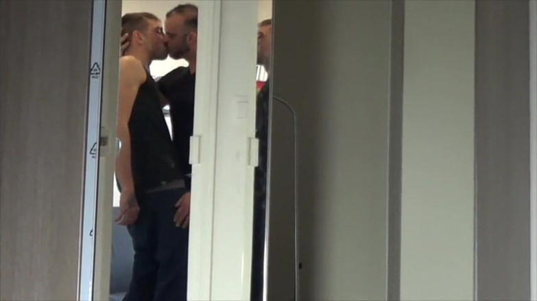 Gaybareback: Twink zonder condoom geneukt door straodont latino