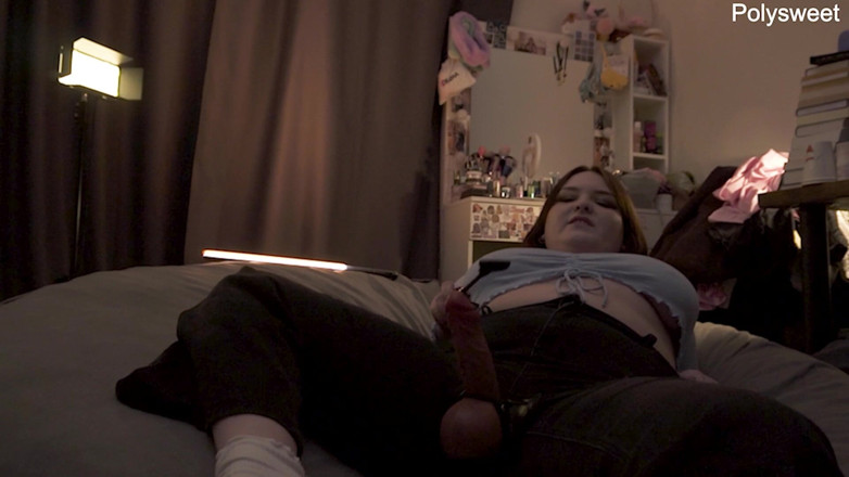 Polly Sweet: Kıyafetlerle mastürbasyon için talimatlar, hanımefendinin ayaklarına ve strap-on'ına tapın.