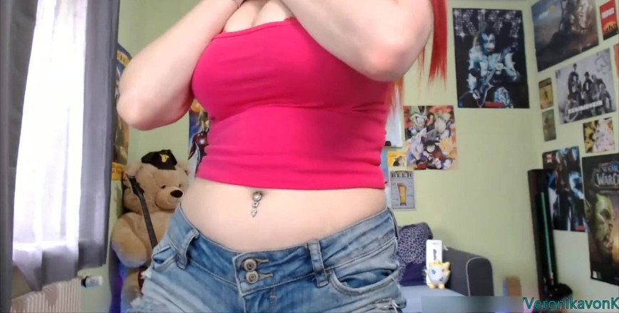 Veronikavonk: Ładna dama z wielkim dekoltem rozmawia ze swoimi fanami