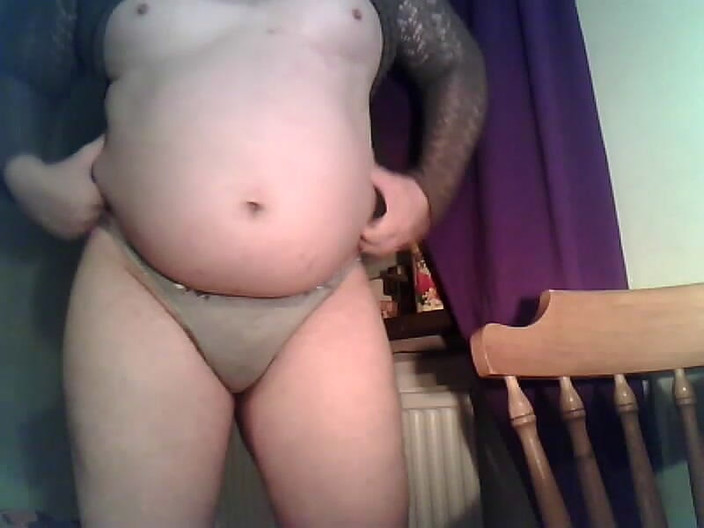 Sissy Jeanette: Femminuccia paffuta in perizoma