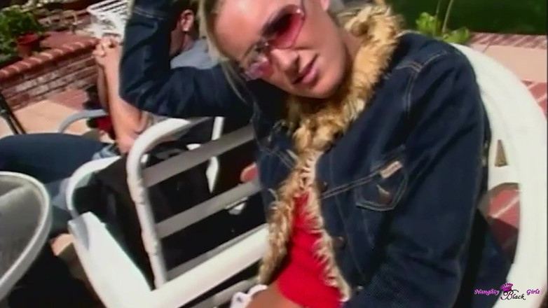 Naughty Black Girls: Após a introdução esta garota loira rabuda recebe seu por...