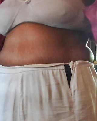 Realmallucouplevlog: Tamilská holka Varsha Bhabhi nosí sárí