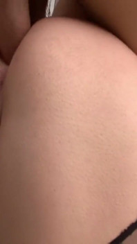 Una stupenda ragazza con tette piccole e collant si diverte in due cazzi