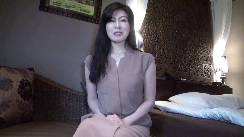 Japan Lust: Vreemdgaande Japanse milf spuit in een motelkamer