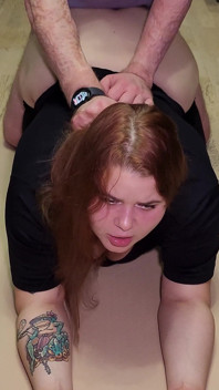 Tvrdý zezadu a misionářská poloha s výstřikem na hruď, obličej a vlasy sexy zrzky MILF v teniskách a legínách