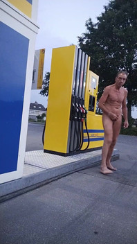 Nue à la station-service
