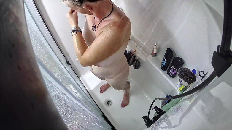 KittieNoOne: Złapany biorąc szybki prysznic
