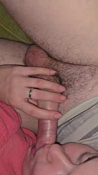 Istriku yang sange lagi asik mainin kontol besarku dan nyepong kontolku