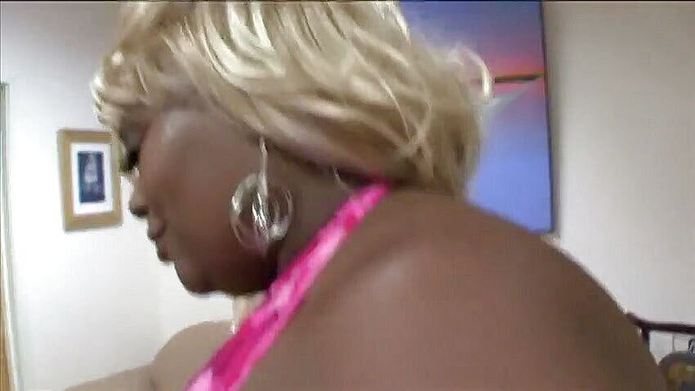 Hot and Wet: Großes schwarzes mädchen streichelt langen schwanz mit ihrer freundin