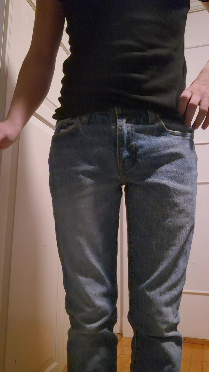 Norsken77's studio: जींस में जाने दे रही है