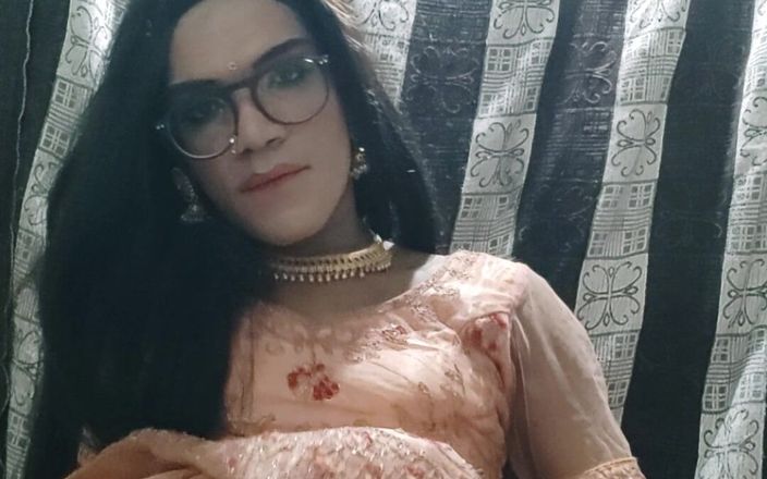 Keerthanakeerthi95: Desi Indiska Shemale kommer i traditionell Lehanga och äter sin egen...