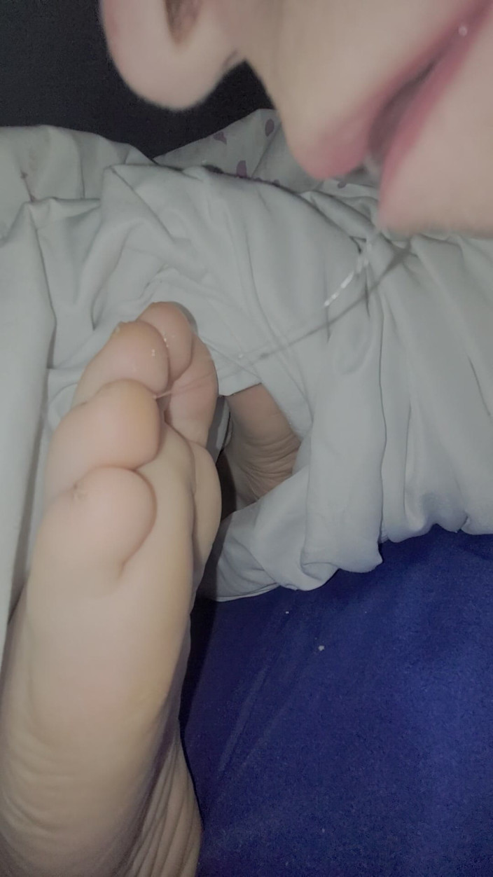 On cloud sixty nine: Облизування ніг дружини в ліжку