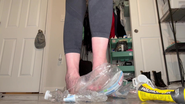 Peppermint Giantess: Schiacciamento con bottiglia d'acqua con piedi grandi di taglia 16