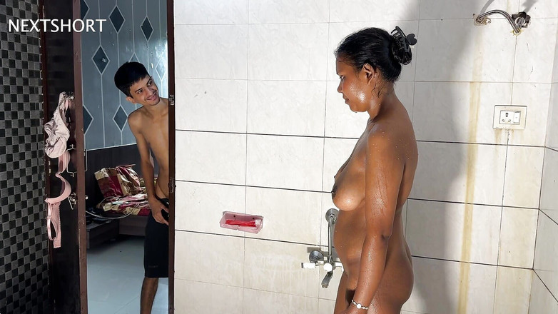 Next short: Banyoda seks desi kız banyoda seks viral