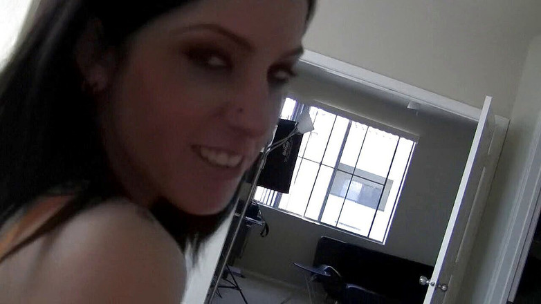 Femdom Sex: Brunette getatoeëerde babe trekt pik tussen haar kont