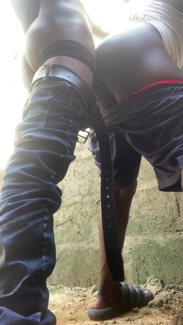 Dickass3x: 在他与鸡巴斗争时，在一座无法完成的建筑中粉碎那个大屁股