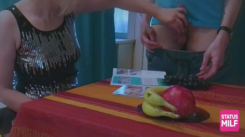 Kett Mun: Met Sperma Doordrenkte Druiven Voor Hungry Mature MILF