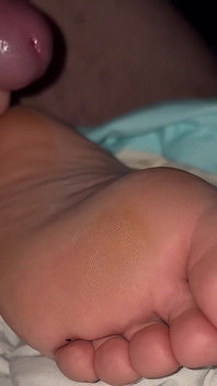 Amateur Footfetish Cum on Soles